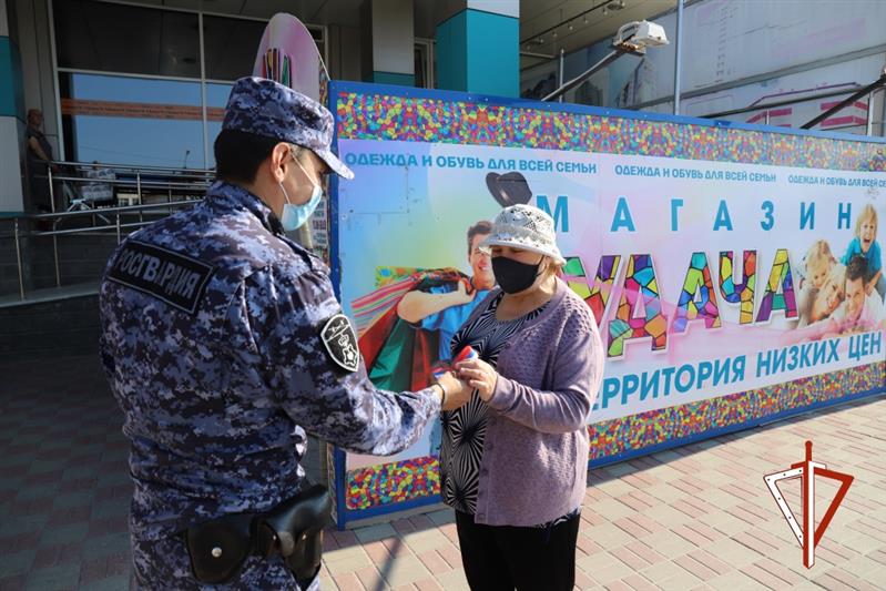 При поддержке Росгвардии в Екатеринбурге и Югре торжественно отметили День государственного флага