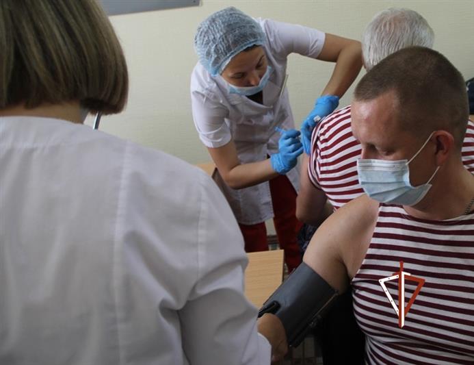 Тюменские росгвардейцы поблагодарили медиков в рамках акции «Спасибо, доктор!»