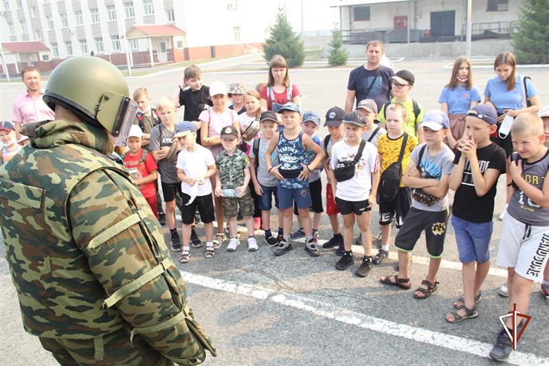 В рамках акции «Каникулы с Росгвардией» юные тюменские спортсмены посетили базу ОМОН