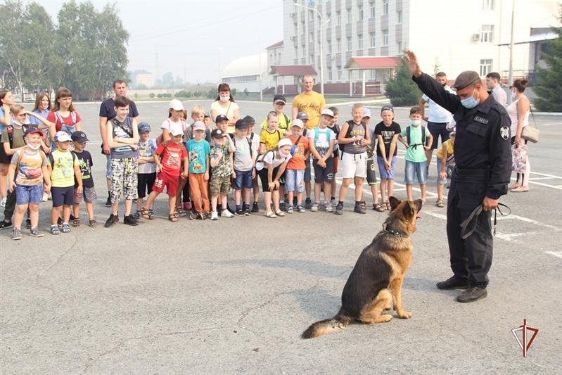 В рамках акции «Каникулы с Росгвардией» юные тюменские спортсмены посетили базу ОМОН