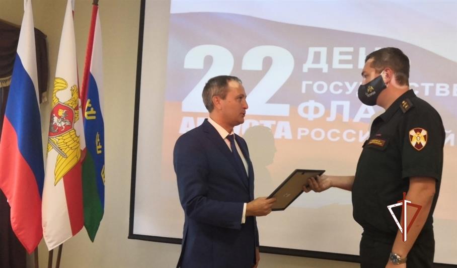 Тюменских росгвардейцев поздравили с Днем государственного флага Российской Федерации