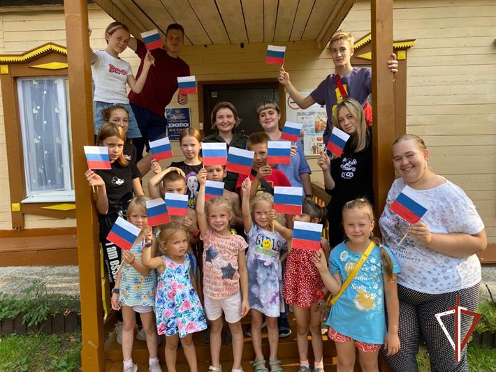 При поддержке Росгвардии в Екатеринбурге и Югре торжественно отметили День государственного флага
