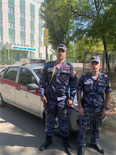 Волгоградские росгвардейцы вывели из горящего дома двух детей