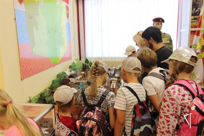 Бойцы отряда спецназа «Урал» провели экскурсию для школьников в рамках акции «Каникулы с Росгвардией» 
