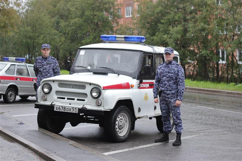 Сотрудники Росгвардии эвакуировали 5 человек из горящего дома в Апатитах