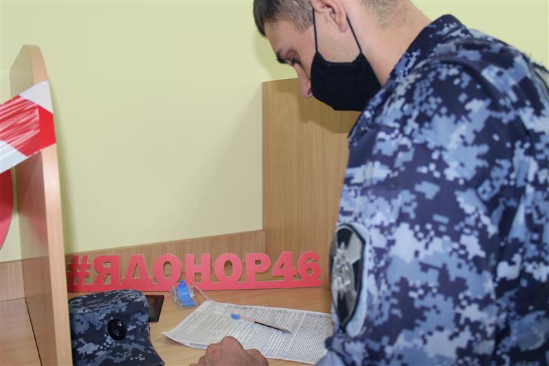 Более 10 литров донорской крови сдали сотрудники Росгвардии в Курске