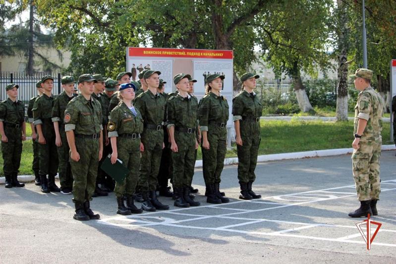 Росгвардейцы участвуют в проведении военно-полевого сбора для уральских кадет 