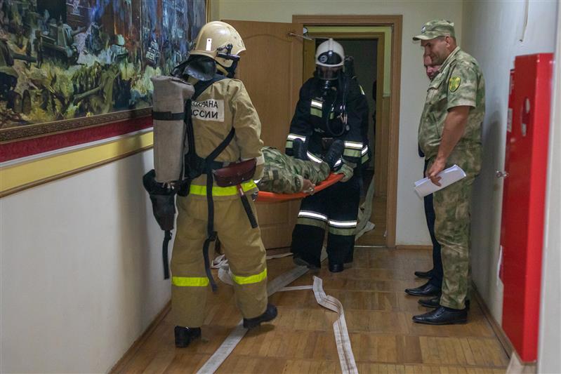 На Кубани сотрудники Росгвардии и МЧС отработали совместные действия в случае возникновения пожара