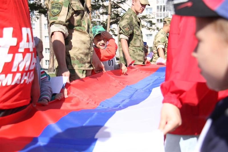 Военнослужащие и сотрудники Сибирского округа  Росгвардии отметили День Государственного флага России