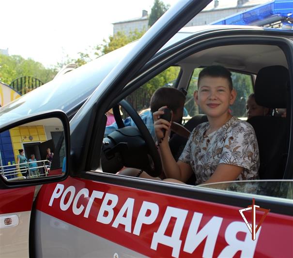 Тюменские росгвардейцы поздравили с государственным праздником детей с ограниченными возможностями здоровья 