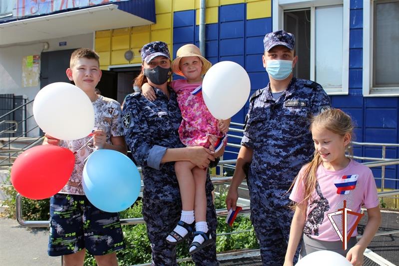 Тюменские росгвардейцы поздравили с государственным праздником детей с ограниченными возможностями здоровья 