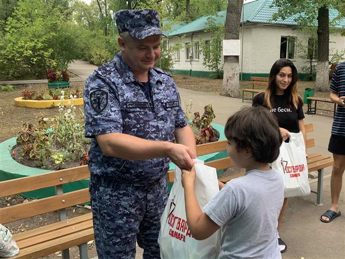 Самарские росгвардейцы навестили подшефных в «Волжском Артеке»