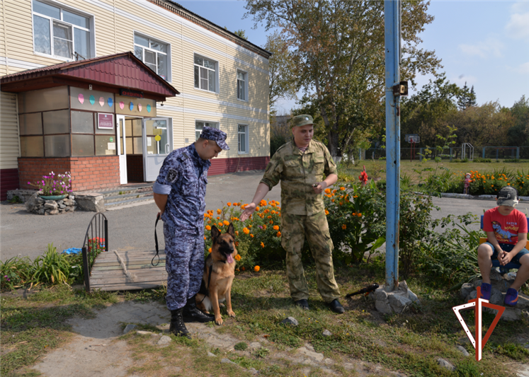 Ребята из социального центра в Зауралье познакомились с четвероногим помощником росгвардейцев