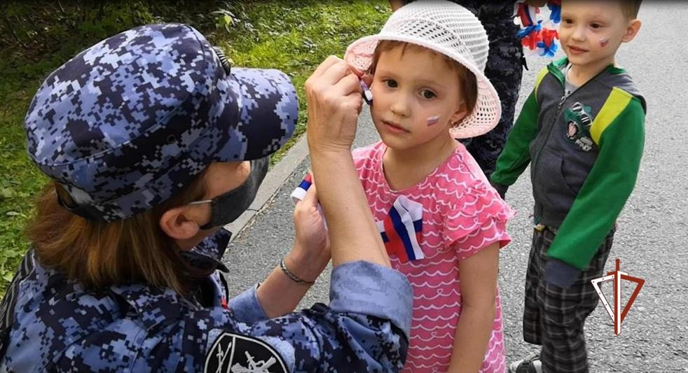 Росгвардейцы вручают жителям Тюменской области ленточки в цветах российского флага