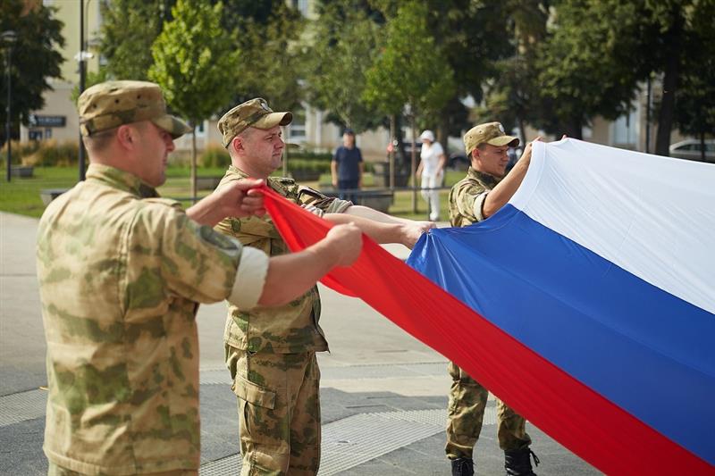 Росгвардейцы поучаствовали в праздничных мероприятиях ко Дню Государственного флага в городах ЦФО
