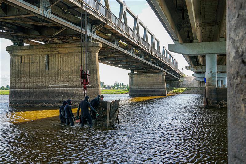 Бронеавтомобиль времён войны подняли водолазы Росгвардии со дна реки  