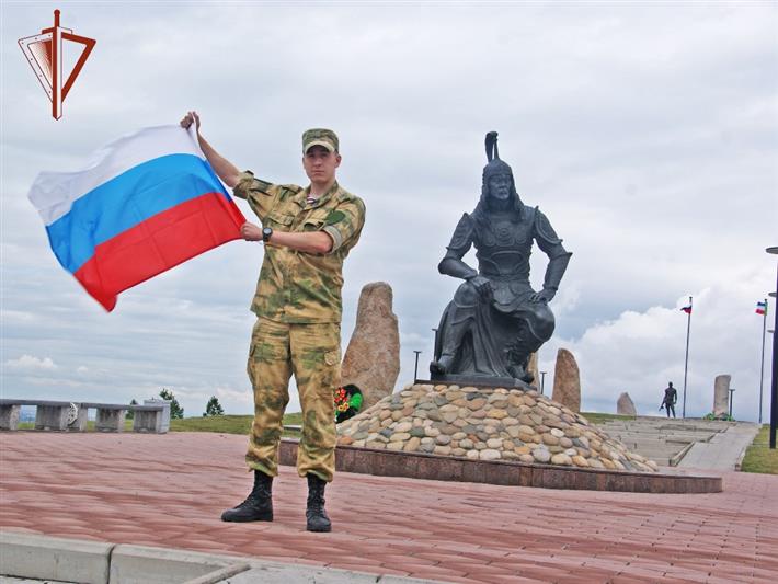 Военнослужащие и сотрудники Сибирского округа  Росгвардии отметили День Государственного флага России