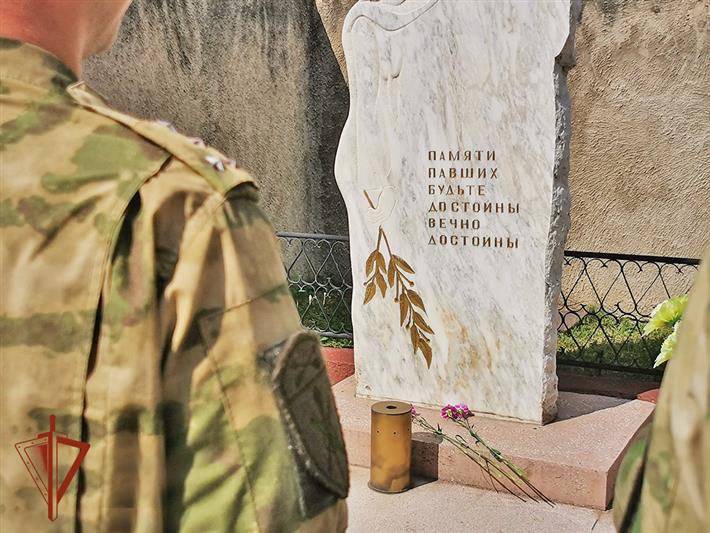 Сотрудники хакасского ОМОН Росгвардии почтили память погибшего боевого товарища
