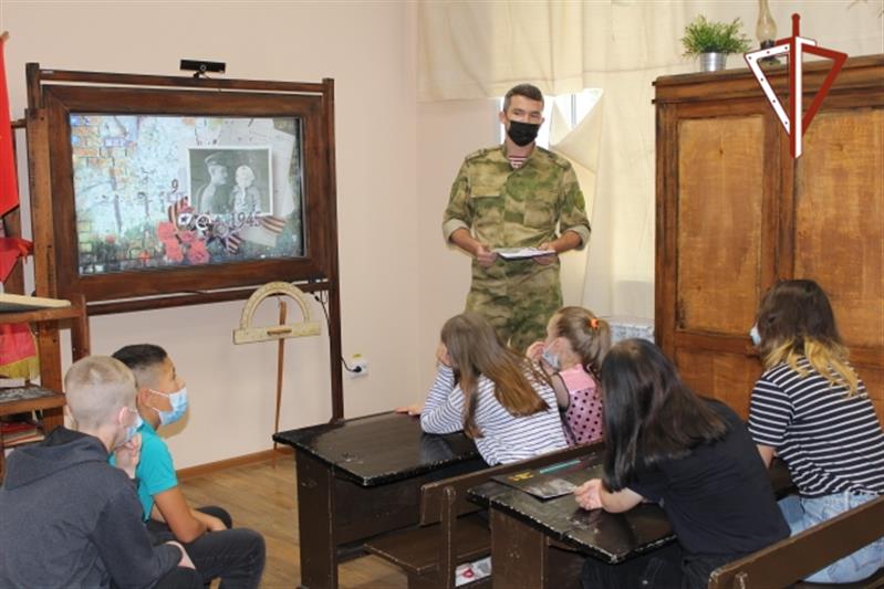 Росгвардия организовала экскурсию в курганский музей боевой славы для воспитанников детского дома