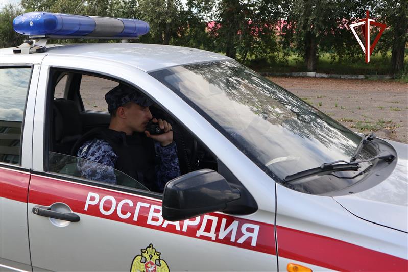 Подозреваемые в угоне автомобиля задержаны росгвардейцами в Красноярском крае