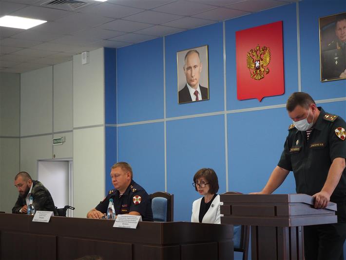 Главный федеральный инспектор по Белгородской области вручила благодарственные письма росгвардейцам