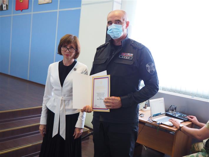 Главный федеральный инспектор по Белгородской области вручила благодарственные письма росгвардейцам