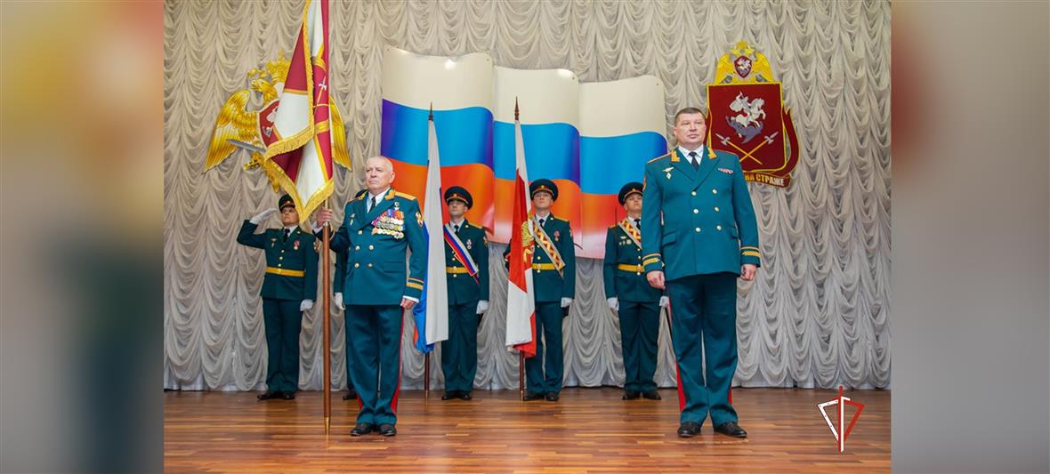 Генерал-лейтенант юстиции Игорь Ильяш вручил личный штандарт командующего Уральским округом генерал-полковнику Олегу Козлову