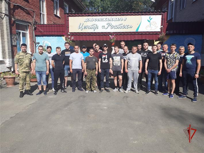 Военнослужащие Росгвардии провели субботник на территории детского дома в Томске