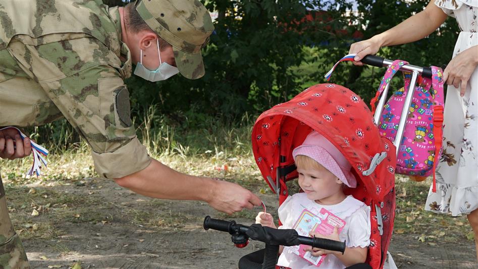 Сотрудники и военнослужащие Росгвардии поздравили жителей города Ульяновска с Днем Государственного флага России