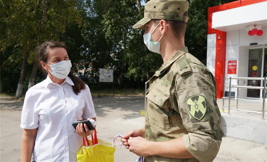 Сотрудники и военнослужащие Росгвардии поздравили жителей города Ульяновска с Днем Государственного флага России