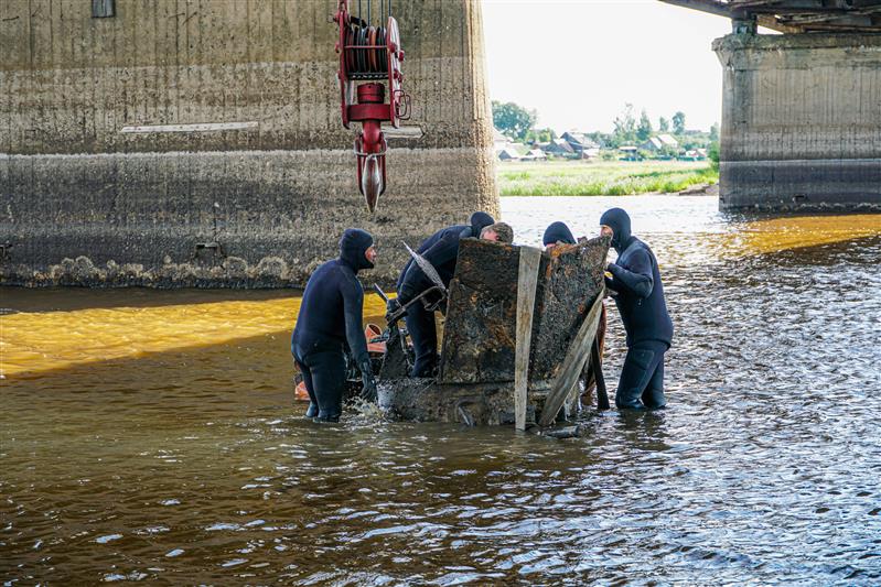 Бронеавтомобиль времён войны подняли водолазы Росгвардии со дна реки  