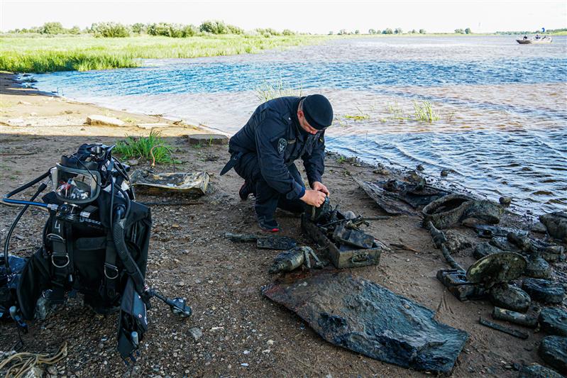 Бронеавтомобиль времён войны подняли водолазы Росгвардии со дна реки  