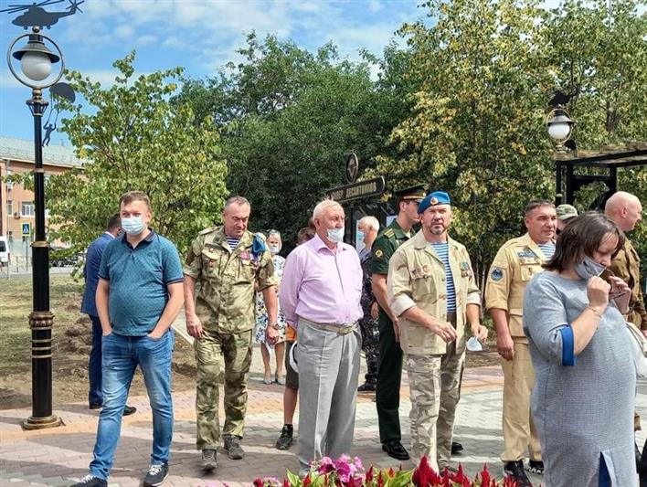 Росгвардия приняла участие в открытии Сквера десантников в Барнауле