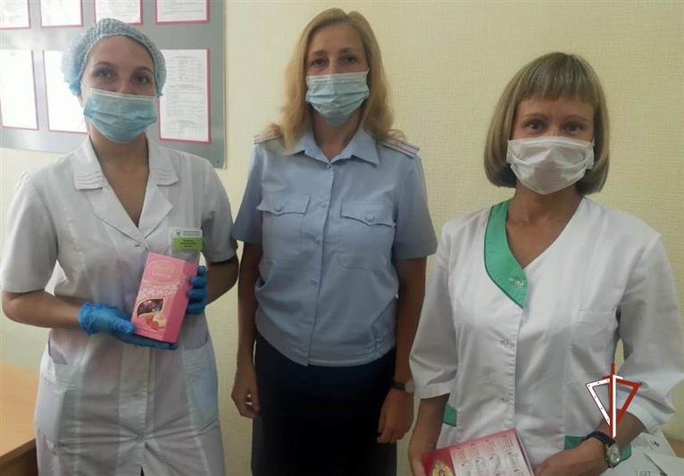 Тюменские росгвардейцы поблагодарили медиков в рамках акции «Спасибо, доктор!»