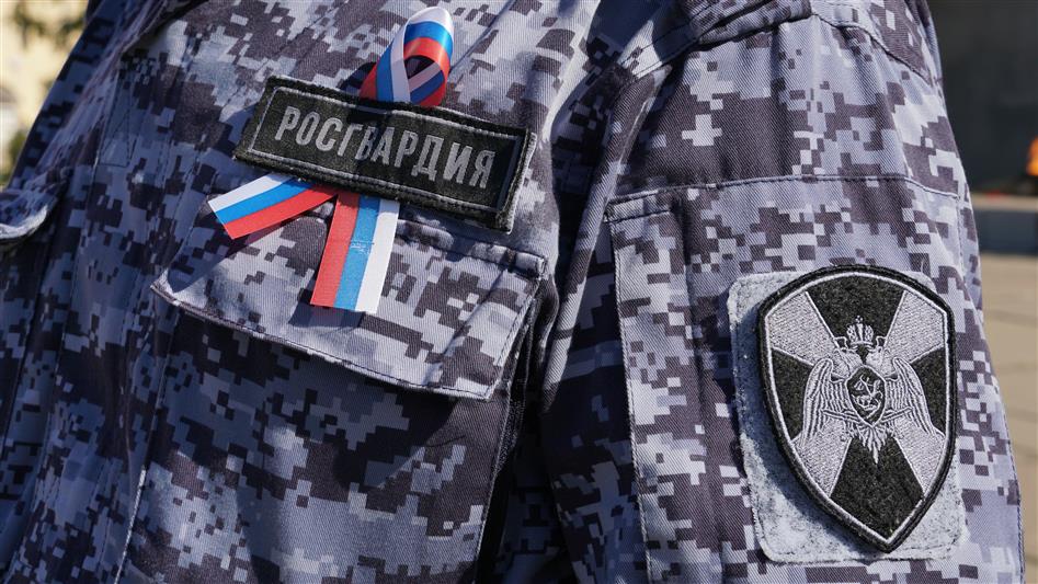 Военнослужащие и сотрудники Северо-Западного округа Росгвардии отметили День Государственного флага России