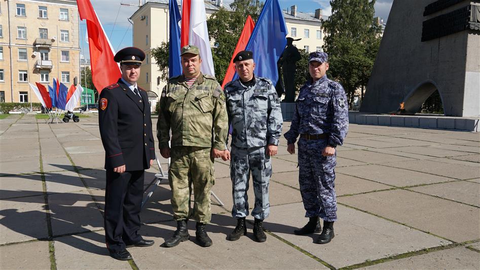Военнослужащие и сотрудники Северо-Западного округа Росгвардии отметили День Государственного флага России
