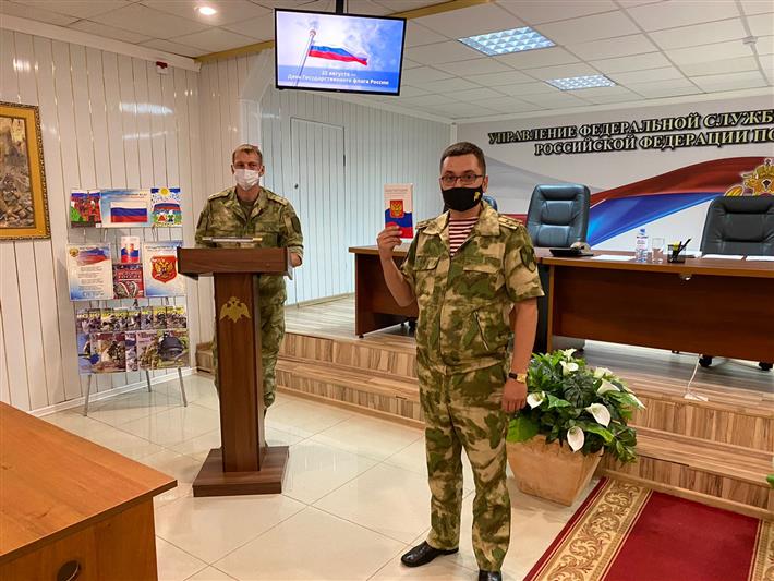 Росгвардейцы юга страны провели мероприятия ко дню российского флага