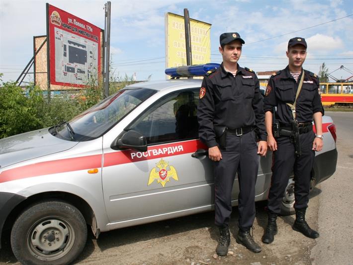 Росгвардейцы оказали помощь в тушении пожара на предприятии в Барнауле