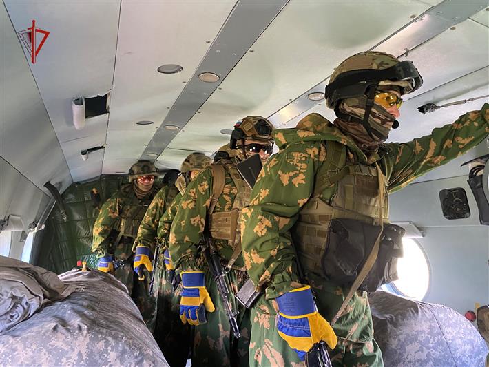 Томский спецназ Росгвардии провёл тренировку по беспарашютному десантированию