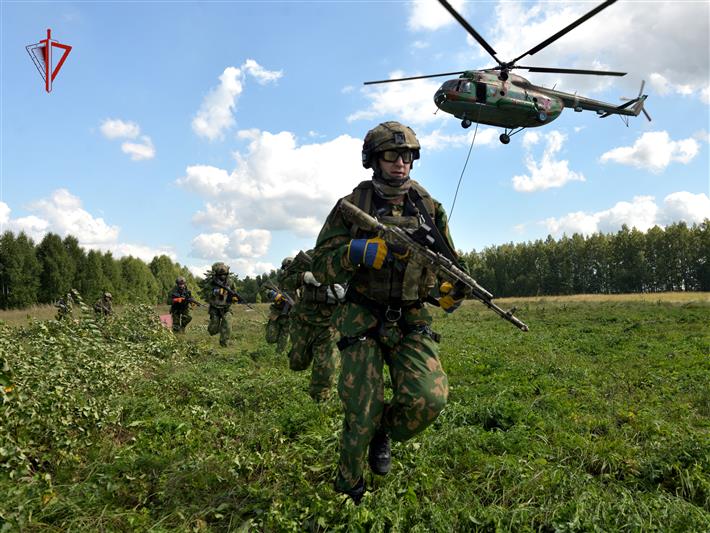 Томский спецназ Росгвардии провёл тренировку по беспарашютному десантированию