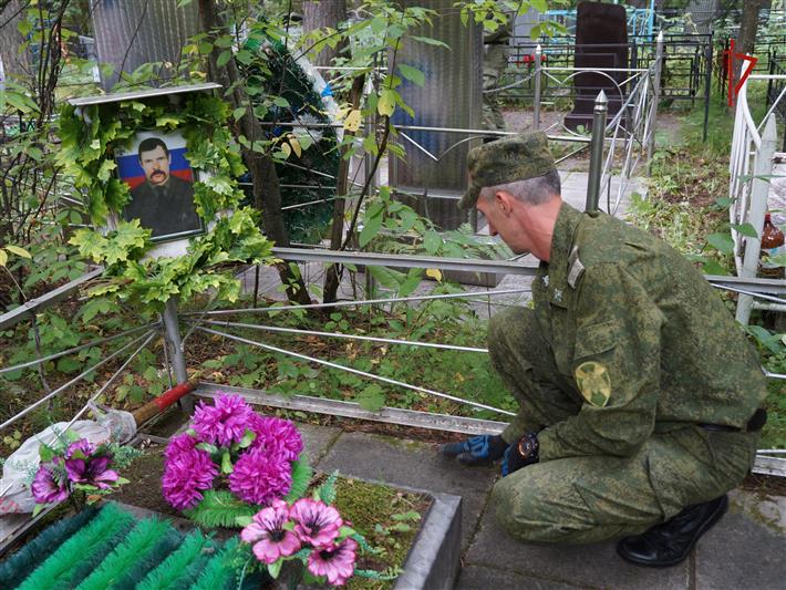 Военнослужащие Сибирского округа Росгвардии облагородили места захоронений сослуживцев