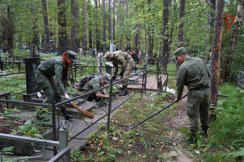 Военнослужащие Сибирского округа Росгвардии облагородили места захоронений сослуживцев