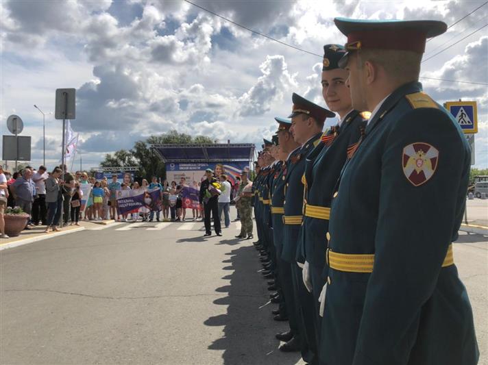 Представители Росгвардии встретили олимпийскую чемпионку Виталину Бацарашкину в омском аэропорту