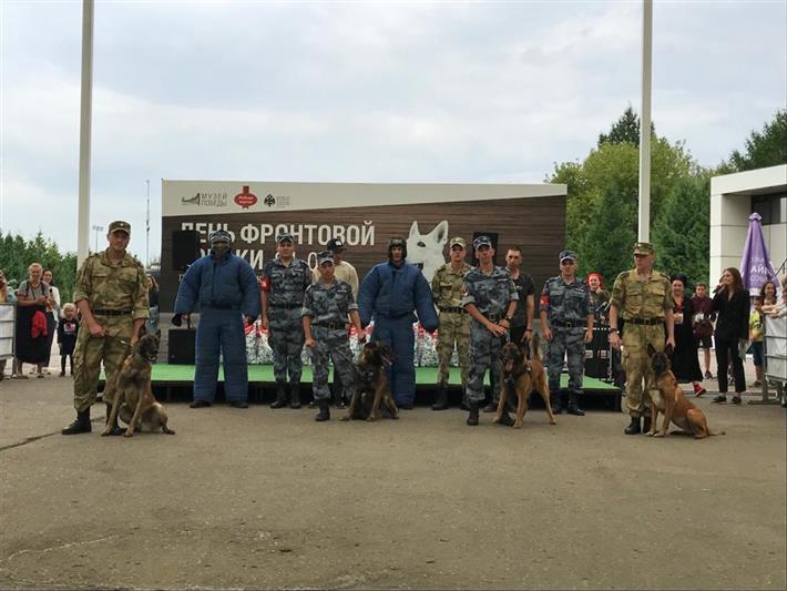 Кинологи Росгвардии показали мастерство и выучку своих питомцев на Дне фронтовой собаки