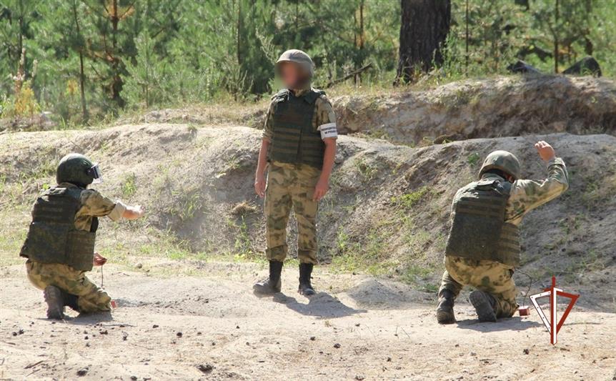 В Тюмени взрывотехники и сапёры Росгвардии отработали практические действия в рамках полевого выхода