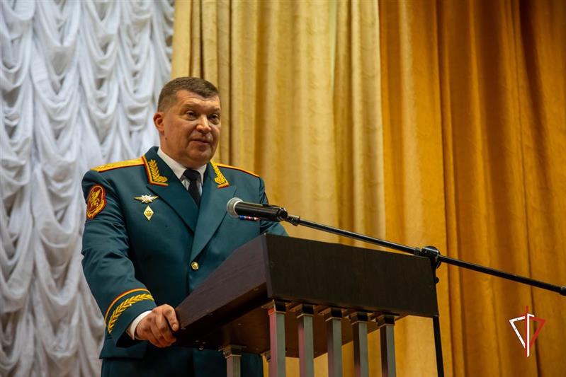 Генерал-лейтенант юстиции Игорь Ильяш вручил личный штандарт командующего Уральским округом генерал-полковнику Олегу Козлову