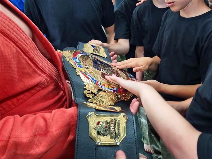 Чемпион России по смешанным единоборствам провел тренировку для кемеровских воспитанников Росгвардии