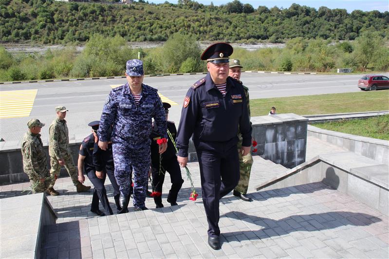 Росгвардейцы почтили память жертв катастрофы в Кармадонском ущелье