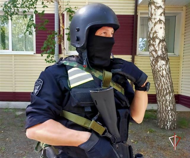 При содействии СОБР Росгвардии в Тюмени пресечена реализация немаркированной табачной продукции в особо крупном размере