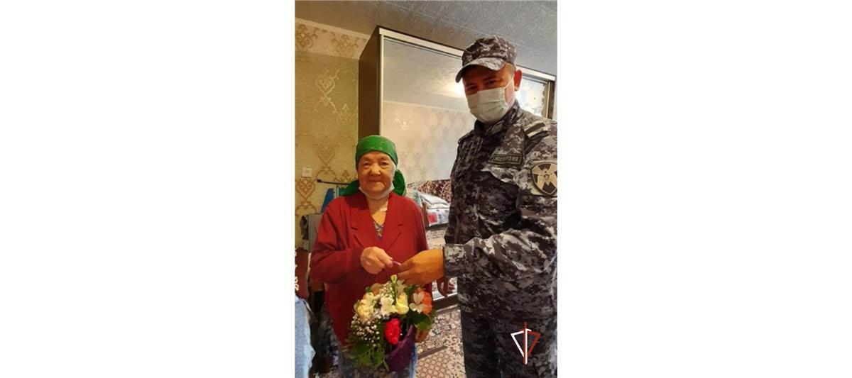 С Днём пожилых людей поздравили ветеранов службы росгвардейцы в Тюменской области 